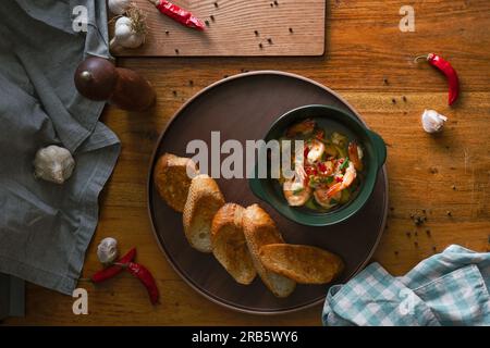 Gambas al Ajillo crevettes à l'ail de style espagnol sur la céramique sur le plateau rond Banque D'Images