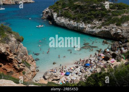 Calo des Moro Palma de Mallorca, Caló des Moro est une « plage » du sud-est de Majorque située dans une baie turquoise profonde, flanquée de falaises calcaires. Banque D'Images