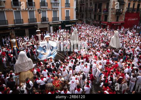 Pamplona, Espagne. 07 juillet 2023. Danse des géants vus à la Plaza del Ayuntamiento à Pampelune le deuxième jour de Sanfermines 2023. Des milliers de personnes se sont rassemblées dans la matinée du vendredi 7 juillet pour voir la danse des géants traditionnels des Sanfermines à Pampelune. Crédit : SOPA Images Limited/Alamy Live News Banque D'Images