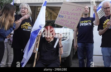 JÉRUSALEM, ISRAËL - JUILLET 6 : un manifestant âgé tient une pancarte qui dit "Je suis un combattant clandestin de la Haganah dans ma 100e année de combat pour la défense du pays" lors d'une manifestation organisée par des manifestants antigouvernementaux devant la maison privée du ministre de l'Economie, NIR Barkat dans le cadre d'une manifestation nationale devant les domiciles des ministres lors de manifestations sur la réforme judiciaire le 6 juillet 2023 à Jérusalem, en Israël. Banque D'Images