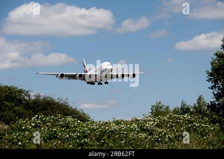 Airbus A380 d'Emirates Airlines en approche de l'aéroport de Birmingham, Royaume-Uni Banque D'Images