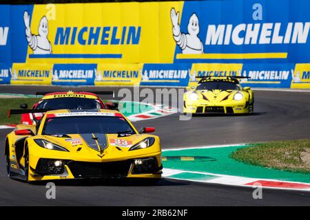 33 KEATING Ben (usa), VARRONE Nicolas (arg), CATSBURG Nicky (nld), Corvette Racing, Chevrolet Corvette C8.R, Action pendant les 6 heures de Monza 2023, 3e manche du Championnat du monde d'Endurance FIA 2023, du 7 au 9 juillet 2023 sur l'Autodrome Nazionale di Monza, à Monza, Italie crédit : Agence photo indépendante Srl/Alamy Live News Banque D'Images