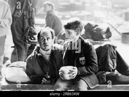 John Malkovich, Christian Bale, sur le tournage du film, 'Empire of the Sun', Warner Bros., 1987 Banque D'Images