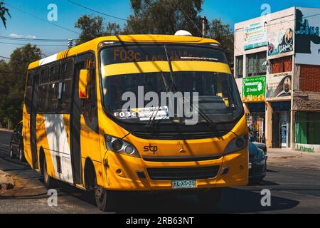 Santiago, Chili - Mars 16 2023 : un transport public Transantiago, ou Red Metropolitana de Movilidad, bus faisant la route F03c Banque D'Images