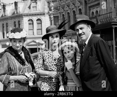 Mildred Natwick, Jean Simmons, Lisa Lucas, Jason Robards, sur le plateau du Téléfilm, 'la promesse de Pâques', CBS-TV, 1975 Banque D'Images