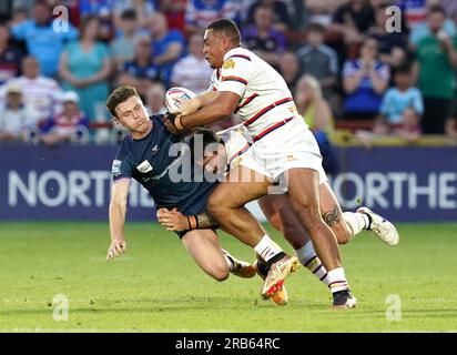 Wigan Warriors's Jai Field affronté par Harry Bowes et Reece Lyne de Wakefield Trinity lors du match de Betfred Super League au Be Well support Stadium de Wakefield. Date de la photo : Vendredi 7 juillet 2023. Banque D'Images