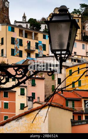 Borgo Storico di Riomaggiore ou la vieille ville de Riomaggiore, Cinque Terre, Italie. Banque D'Images