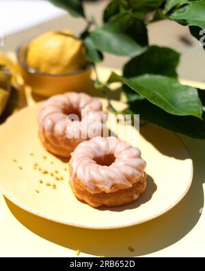 Spritzkuchen pâtisserie frite allemande avec glaçage au sucre Banque D'Images