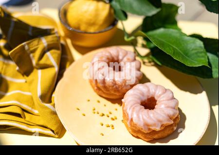 Spritzkuchen pâtisserie frite allemande avec glaçage au sucre Banque D'Images