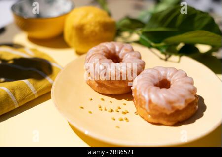 Spritzkuchen pâtisserie frite allemande avec glaçage au sucre Banque D'Images