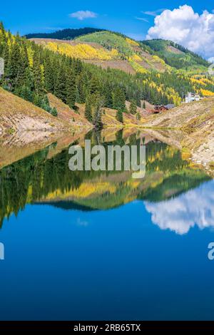 Réflexions dans le lac Meridian au large de Washington Gulch Road près de Crested Butte Colorado. Banque D'Images