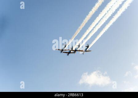 Salvador, Bahia, Brésil - 02 juillet 2023 : des avions de l'escadron Smoke font une présentation sur le jour de l'indépendance de Bahia dans le centre de la ville o Banque D'Images