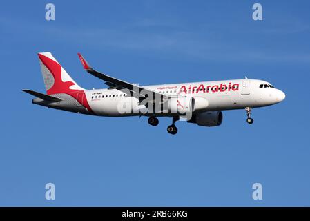 Un Airbus A320 d'Air Arabia approche de l'aéroport de Londres Gatwick Banque D'Images