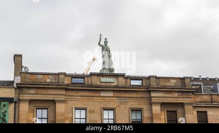 Le toit de l'Italian Centre, la statue d'Italia face au sud sur Glassford Street à Glasgow, en Écosse Banque D'Images