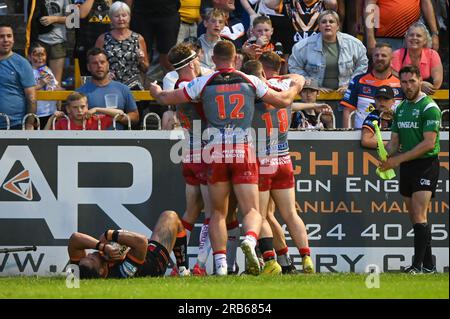 Leigh célèbre un essai sauver des tacles dans la dernière partie du match pendant le Betfred Super League Round 18 match Castleford Tigers vs Leigh Leopards à la mend-A-Hose Jungle, Castleford, Royaume-Uni, le 7 juillet 2023 (photo de Craig Cresswell/News Images) à, le 7/7/2023. (Photo de Craig Cresswell/News Images/Sipa USA) crédit : SIPA USA/Alamy Live News Banque D'Images