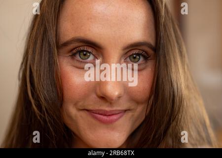 Gros plan portrait de femme caucasienne heureuse à la maison. Mode de vie, temps libre et vie domestique, inchangés. Banque D'Images