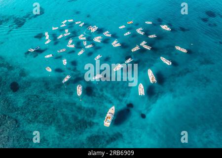 Vue aérienne des bateaux à moteur en forme de coeur sur la mer bleue Banque D'Images