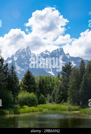 Route jaune divisant les lignes avec beau paysage du parc national de Grand Teton Banque D'Images