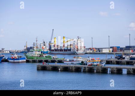 Ponta Delgada, Açores - 10.06.2023 : cargos et bateaux de pêche dans le port Ponta Delgada sur l'île de São Miguel aux Açores. Banque D'Images