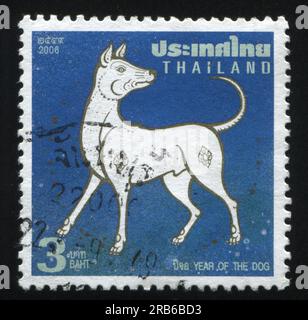 RUSSIE KALININGRAD, 3 JUIN 2016 : timbre imprimé par la Thaïlande, montre un chien blanc sur fond bleu, vers 2006 Banque D'Images