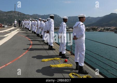 Bar, Monténégro. 29 juin 2023. Les marins, affectés au destroyer de missiles guidés de classe Arleigh Burke USS Ramage (DDG 61), manipulent les rails pendant que le navire arrive au port, le 29 juin 2023. Ramage fait partie du Gerald R. Ford Carrier Strike Group et est en déploiement prévu aux États-Unis Marine Forces Europe zone d'opérations, employé par les États-Unis Sixième flotte pour défendre les intérêts américains, alliés et partenaires. Crédit : États-Unis Navy/ZUMA Press Wire/ZUMAPRESS.com/Alamy Live News Banque D'Images