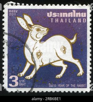 RUSSIE KALININGRAD, 3 JUIN 2016 : timbre imprimé par la Thaïlande, montre un lapin blanc sur fond bleu, vers 2011 Banque D'Images