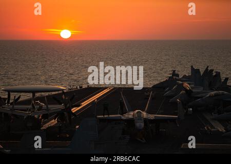 16 juin 2023 - en mer - les marins, affectés au plus grand porte-avions du monde USS Gerald R. Ford (CVN 78) se préparent pour les opérations aériennes sur le pont d'envol, le 16 juin 2023. Gerald R. Ford est les États-Unis Navys porte-avions le plus récent et le plus avancé, représentant un bond générationnel aux États-Unis Capacité du NAVS à projeter la puissance à l'échelle mondiale. Le Gerald R. Ford Carrier Strike Group est en déploiement prévu aux États-Unis Marine Forces Europe zone d'opérations, employé par les États-Unis Sixième flotte pour défendre les intérêts américains, alliés et partenaires. (Image de crédit : © États-Unis Navy/ZUMA Press Wire/ZUMAPRESS.com) Banque D'Images