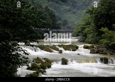 ANSHUN, CHINE - 7 JUILLET 2023 - les touristes se rafraîchissent en jouant dans l'eau devant la cascade Huangguoshu à Anshun, province du Guizhou, Chine, le 7 juillet Banque D'Images