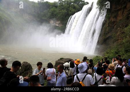 ANSHUN, CHINE - 7 JUILLET 2023 - les touristes se rafraîchissent en jouant dans l'eau devant la cascade Huangguoshu à Anshun, province du Guizhou, Chine, le 7 juillet Banque D'Images