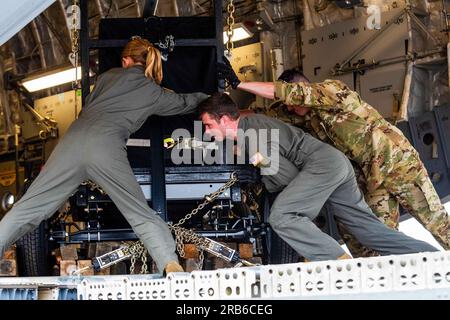 Allemagne. 1 juin 2023. ÉTATS-UNIS Les aviateurs, les capitaines de chargement de la 105th Airlift Wing, New York National Guard, repositionnent la cargaison pour être déchargée en préparation de l'exercice Air Defender 2023 (AD23) à la base aérienne de Wunstorf, en Allemagne, le 1 juin 2023. L’exercice AD23 intègre à la fois la puissance aérienne américaine et alliée pour défendre des valeurs communes, tout en tirant parti et en renforçant des partenariats vitaux pour décourager l’agression dans le monde entier. Crédit : États-Unis Garde nationale/ZUMA Press Wire/ZUMAPRESS.com/Alamy Live News Banque D'Images