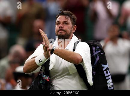 Stan Wawrinka applaudit la foule après son match contre Novak Djokovic (non représenté) lors de la cinquième journée des Championnats de Wimbledon 2023 au All England Lawn tennis and Croquet Club à Wimbledon. Date de la photo : Vendredi 7 juillet 2023. Banque D'Images