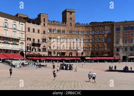 Piazza del Campo avec des touristes à Sienne - Italie. Banque D'Images