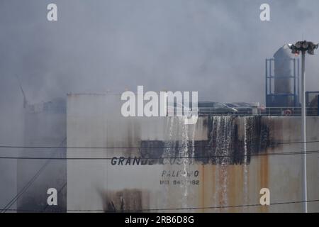 Newark, États-Unis. 07 juillet 2023. Le bateau de feu FDNY coule de l'eau sur l'Inferno à bord de la Grande Costa d'Avorio. De fortes fumées et des flammes continuent à cracher alors que le feu continue à bord du navire Grande Costa d'Avorio à Port Newark à Newark. (Photo de Kyle Mazza/SOPA Images/Sipa USA) crédit : SIPA USA/Alamy Live News Banque D'Images