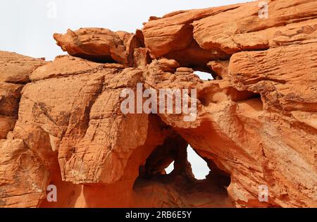 Trous dans la roche - Valley of Fire State Park, Nevada Banque D'Images