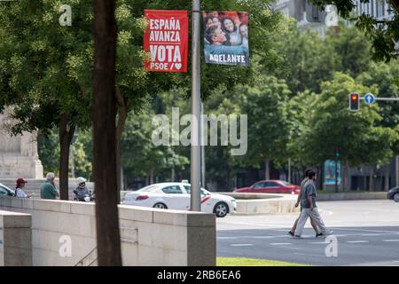 Madrid, Espagne. 07 juillet 2023. Une affiche publicitaire avec le portrait de Pedro Sánchez, candidat à la présidence du Parti socialiste ouvrier espagnol (PSOE) et actuel président du gouvernement espagnol, accrochée à un poteau d'éclairage public dans l'une des rues de Madrid. La campagne électorale pour les élections générales du 23 juillet a officiellement commencé. La campagne dure 15 jours, qui se termineront le 21 juillet, pour laisser place à la journée de réflexion, et se termineront par les élections législatives pour la présidence espagnole. Crédit : SOPA Images Limited/Alamy Live News Banque D'Images