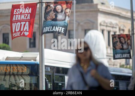 Madrid, Espagne. 07 juillet 2023. Une affiche publicitaire avec le portrait de Pedro Sánchez, candidat à la présidence du Parti socialiste ouvrier espagnol (PSOE) et actuel président du gouvernement espagnol, accrochée à un poteau d'éclairage public dans l'une des rues de Madrid. La campagne électorale pour les élections générales du 23 juillet a officiellement commencé. La campagne dure 15 jours, qui se termineront le 21 juillet, pour laisser place à la journée de réflexion, et se termineront par les élections législatives pour la présidence espagnole. Crédit : SOPA Images Limited/Alamy Live News Banque D'Images