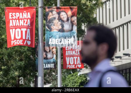 Madrid, Espagne. 07 juillet 2023. Une affiche publicitaire avec le portrait de Pedro Sánchez, candidat à la présidence du Parti socialiste ouvrier espagnol (PSOE) et actuel président du gouvernement espagnol, accrochée à un poteau d'éclairage public dans l'une des rues de Madrid. La campagne électorale pour les élections générales du 23 juillet a officiellement commencé. La campagne dure 15 jours, qui se termineront le 21 juillet, pour laisser place à la journée de réflexion, et se termineront par les élections législatives pour la présidence espagnole. Crédit : SOPA Images Limited/Alamy Live News Banque D'Images