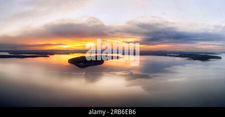 Panorama aérien panoramique du coucher de soleil sur l'île du lac Macquarie Dangar - côte Pacifique de l'Australie. Banque D'Images