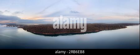 Panorama aérien du coucher du soleil sur le lac Macquarie, du quai Nords à swansea - côte Pacifique de l'Australie. Banque D'Images