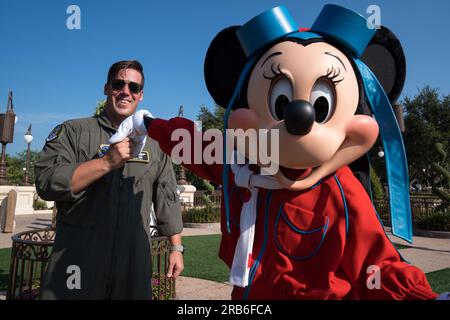 Orlando, États-Unis. 04 juillet 2023. ÉTATS-UNIS Air Force Major Clark Hall, pilote du 91e escadron de ravitaillement aérien, à gauche, tient Minnie Mouse lors d'un survol par leurs équipes à Disney World, le 4 juillet 2023 à Orlando, Floride, le 4 juillet, 2023. Le survol a célébré le jour de l ' indépendance et le 100e anniversaire de Walt Disney Company. Crédit : SRA Joshua Hastings/U.S. Air Force/Alamy Live News Banque D'Images