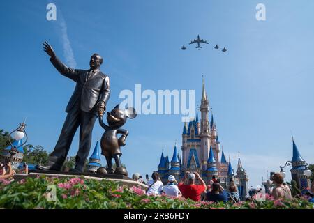 Orlando, États-Unis. 04 juillet 2023. UN AMÉRICAIN Air Force KC-135 Stratotanker affecté à la 6th Air Favering Wing esorted par trois chasseurs furtifs F-35a Lightning II affectés au survol de la 33rd Fighter Wing du château de Cinderella et de Mickey Mouse à Disney World, le 4 juillet 2023 à Orlando, Floride, le 4 juillet, 2023. Le survol a célébré le jour de l ' indépendance et le 100e anniversaire de Walt Disney Company. Crédit : SRA Joshua Hastings/U.S. Air Force/Alamy Live News Banque D'Images