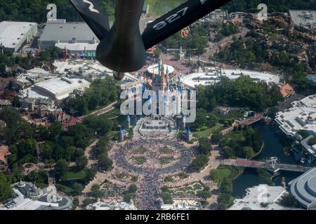 Orlando, États-Unis. 04 juillet 2023. UN AMÉRICAIN Air Force KC-135 Stratotanker affecté à la 6e escadre de ravitaillement aérien effectue un survol du château de Cendrillon à Disney World, le 4 juillet 2023 à Orlando, Floride, le 4 juillet 2023. Le survol a célébré le jour de l ' indépendance et le 100e anniversaire de Walt Disney Company. Crédit : A1C Zachary Foster/États-Unis Air Force/Alamy Live News Banque D'Images