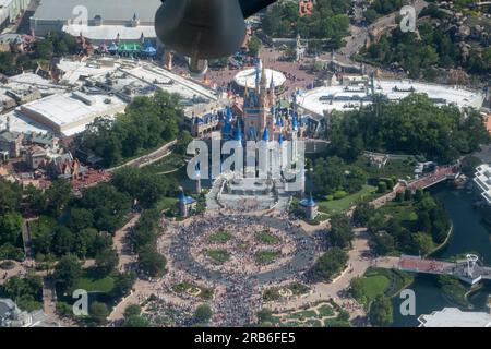 Orlando, États-Unis. 04 juillet 2023. UN AMÉRICAIN Air Force KC-135 Stratotanker affecté à la 6e escadre de ravitaillement aérien effectue un survol du château de Cendrillon à Disney World, le 4 juillet 2023 à Orlando, Floride, le 4 juillet 2023. Le survol a célébré le jour de l ' indépendance et le 100e anniversaire de Walt Disney Company. Crédit : A1C Zachary Foster/États-Unis Air Force/Alamy Live News Banque D'Images