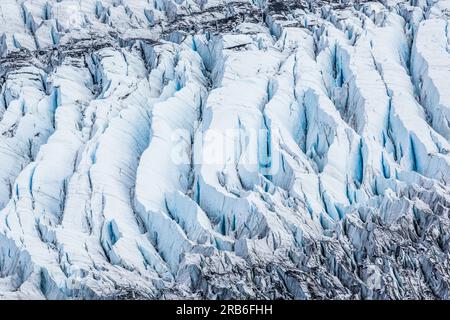 Large crevasses break up the ice of the Matanuska Glacier in Alaska's Chugach Mountains. The shadows of the deep crevasses show of the beautiful blue Banque D'Images