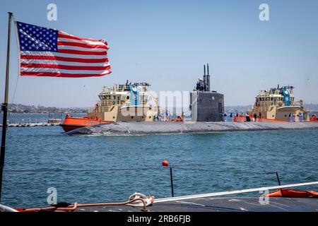 San Diego, États-Unis. 05 juillet 2023. Aux États-Unis Le sous-marin d'attaque rapide de classe Los Angeles USS Hampton retourne à la base navale point Loma, le 5 juillet 2023 à San Diego, en Californie, aux États-Unis. Crédit : MC 2 Aaron Smith/États-Unis Marines/Alamy Live News Banque D'Images