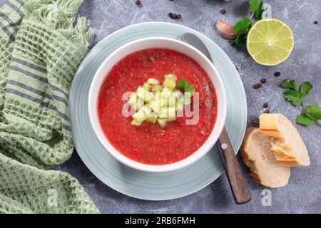 Soupe froide Gazpacho garni de concombre et de coriandre, dans un bol, vue horizontale de dessus Banque D'Images