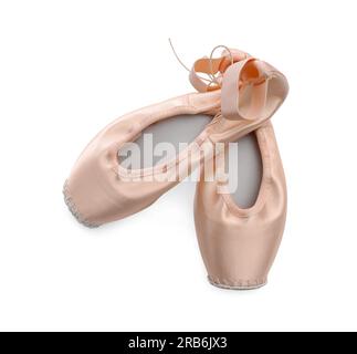 Belles chaussures de ballet beige isolé sur blanc, vue de dessus Banque D'Images