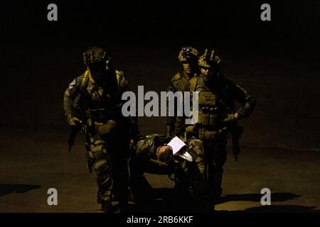 Les soldats français de la 6e brigade blindée légère de l'armée française s'entraînent et mènent un raid d'action directe en soutien au Commandement des opérations spéciales des Forces Marines au cours de l'exercice Raven, un exercice de préparation de l'unité, le 22 mai 2023. Ex. Raven est un exercice de formation visant à évaluer tous les aspects d'une compagnie d'opérations spéciales maritimes avant un déploiement d'opérations spéciales. (ÉTATS-UNIS Photo du corps des Marines par le caporal Henry Rodriguez) Banque D'Images
