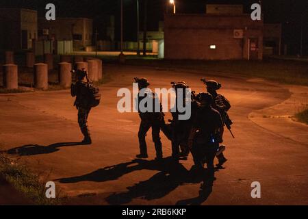 Les soldats français de la 6e brigade blindée légère de l'armée française s'entraînent et mènent un raid d'action directe en soutien au Commandement des opérations spéciales des Forces Marines au cours de l'exercice Raven, un exercice de préparation de l'unité, le 22 mai 2023. Ex. Raven est un exercice de formation visant à évaluer tous les aspects d'une compagnie d'opérations spéciales maritimes avant un déploiement d'opérations spéciales. (ÉTATS-UNIS Photo du corps des Marines par le caporal Henry Rodriguez) Banque D'Images