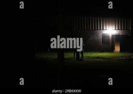 Les soldats français de la 6e brigade blindée légère de l'armée française s'entraînent et mènent un raid d'action directe en soutien au Commandement des opérations spéciales des Forces Marines au cours de l'exercice Raven, un exercice de préparation de l'unité, le 22 mai 2023. Ex. Raven est un exercice de formation visant à évaluer tous les aspects d'une compagnie d'opérations spéciales maritimes avant un déploiement d'opérations spéciales. (ÉTATS-UNIS Photo du corps des Marines par le caporal Henry Rodriguez) Banque D'Images